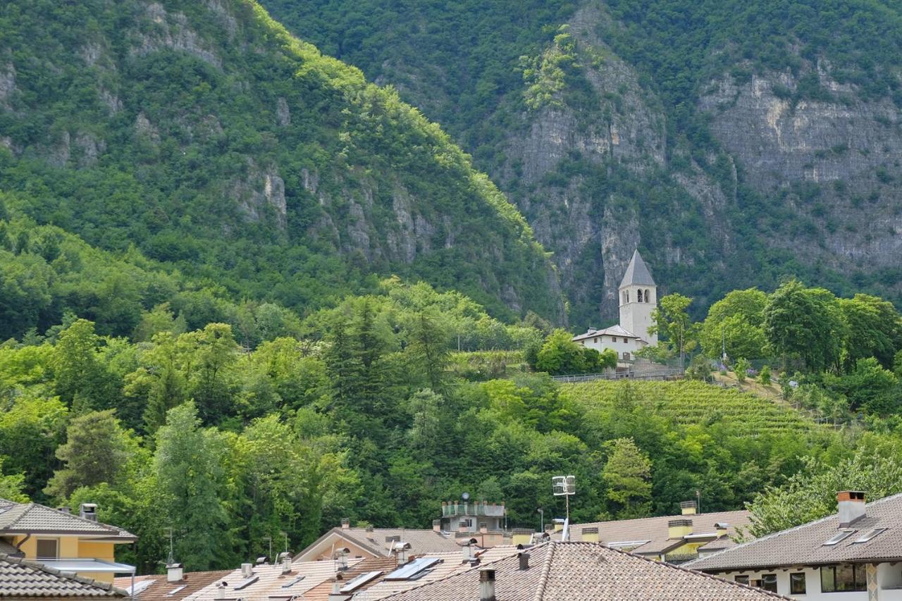 Appartamenti Alle 5 Torri Меццоломбардо Экстерьер фото